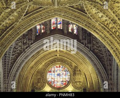 Encuadre de los Arcos y vidrieras, con rosetón en el centro. Interieur de la Catedral de Sevilla. Stockfoto