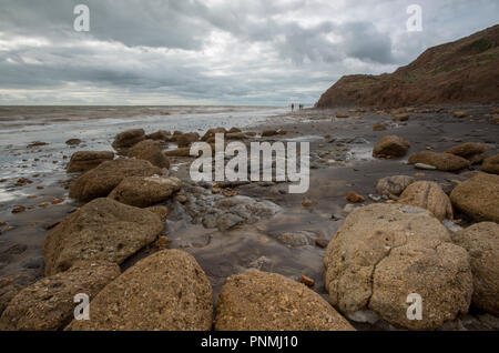 Zwei Menschen zu Fuß auf einer menschenleeren Strand auf der Insel Wight. Stockfoto