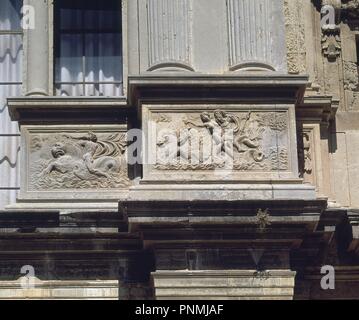 PUERTA SUR - ENTLASTET DE NEPTUNO Y ANFITRITE-S XVI RENACIMIENTO. Autor: CORTE NICCOLO DA. Lage: PALACIO DE CARLOS V GRANADA. Spanien. Stockfoto