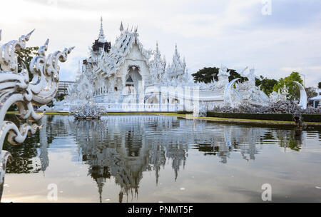 Chiangrai, Thailand - September 01, 2018: Wat Rong Khun (weiße Tempel) ist eine der beliebtesten Sehenswürdigkeiten Touristen in Thailand besuchen, mit modernen Stockfoto