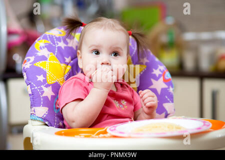 Baby essen Pasta Stockfoto
