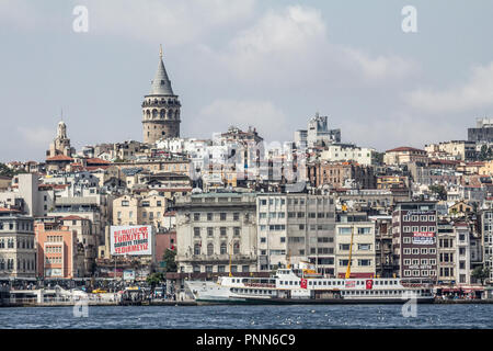 ISTANBUL, Türkei - 21 August 2016: Galata Turm, auf dem Hügel, in Karaköy und Stadtteil Beyoglu, der an einem sonnigen Nachmittag, während das Meer und Schiff Stockfoto