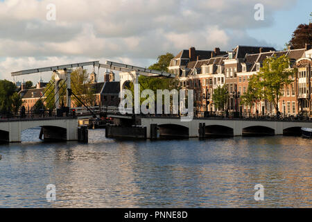 Einem von Amsterdams viele Brücken ist die schöne Magere Brug (Skinny Bridge). Stockfoto