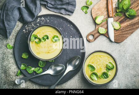 Flachbild-lay der saisonalen Rosenkohl Gemüse Cremesuppe in Schalen Stockfoto