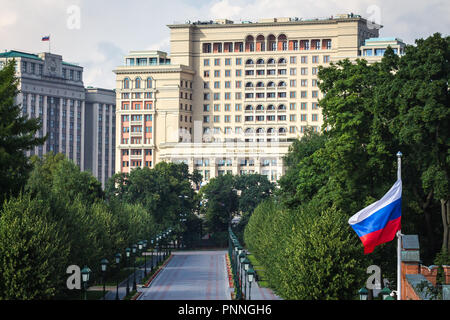 Moskau, Russland - Juli 22, 2018: Blick auf das Hotel "Moskau" (Mitte) und dem Bau von Russland paliament Duma (links); russische Flagge Stockfoto