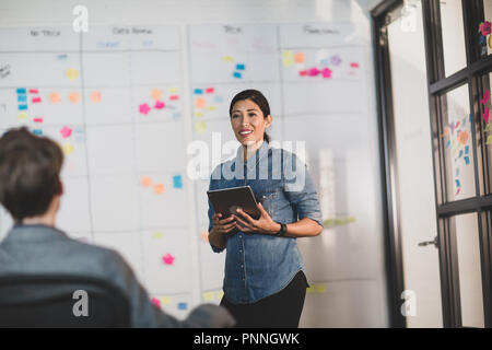 Weibliche Führungskräfte, die eine Planung Sitzung Stockfoto