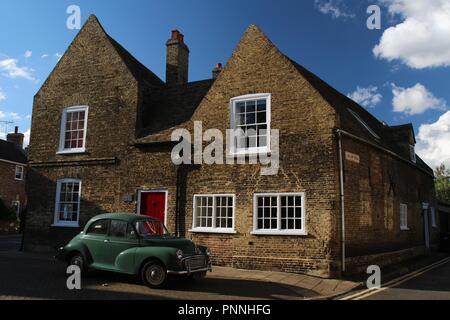 September, 2015; Blick auf die Straße von einem typischen Haus mit einem Auto vor es in der Stadt von Ely, eine historische Domstadt in Cambridgeshire, Großbritannien Stockfoto