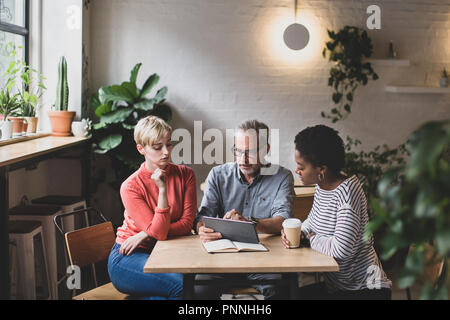 Mitarbeiter in einem Treffen in einem Cafe Stockfoto