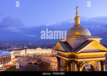 St. Petersburg, Russland, Oktober 2017 - Luftbild des Mariinsky Palast und St. Isaak Kathedrale bei Nacht Stockfoto