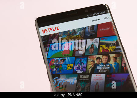 New York, USA - 21. September 2018: Netflix app Menü Bildschirm des Smartphones Hintergrund Nähe zu sehen. Stockfoto