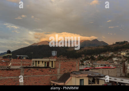 Vulcano im Hintergrund des Stadtbildes von Otavalo, Ecuador Stockfoto