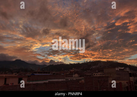 Vulcano im Hintergrund des Stadtbildes von Otavalo, Ecuador Stockfoto