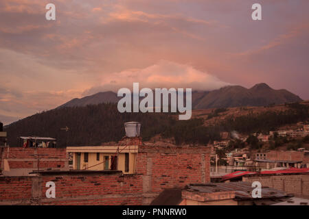 Vulcano im Hintergrund des Stadtbildes von Otavalo, Ecuador Stockfoto