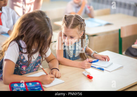 Schule Kinder sind aktiv in der Klasse. Bildung, Hausaufgaben Konzept Stockfoto