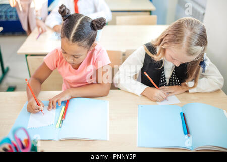 Schule Kinder sind aktiv in der Klasse. Bildung, Hausaufgaben Konzept Stockfoto