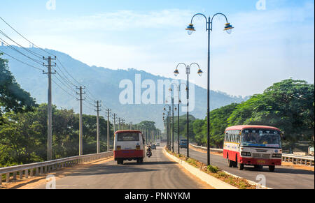 KSRTC Bus durch Karnataka, Morgen klicken Sie auf aus Mysur zu Ooty Straße Karnataka, schöne Natur Schönheit des Straßenverkehrs Stockfoto