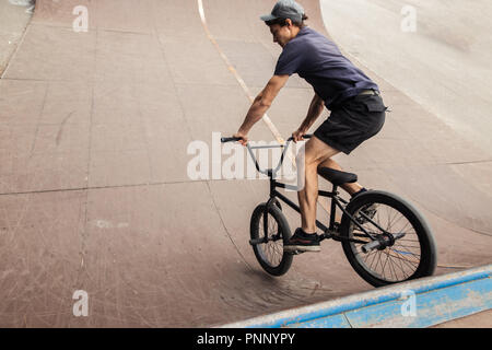 Freestyle männlicher Reiter reiten in Skate Park auf bmx Stockfoto