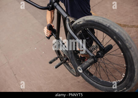 Close-up bmx Fahrrad stehend auf Skate Park auf der Rampe. Extreme Sport Stockfoto