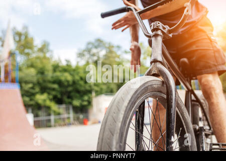 Close-up bmx Fahrrad stehend auf Skate Park auf der Rampe. Extreme Sport Stockfoto