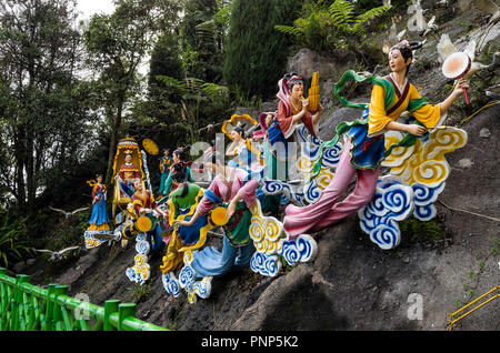 Statuen von Feen auf die Wolken, zum Ziehen einer Beförderung in die himmlische Mutter oder Wong Mo sitzt, Chin Swee Tempel, Genting Highland, Malaysia - Die Stockfoto