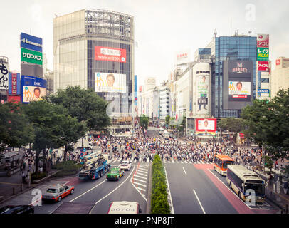 Der geschäftigen Shibuya scramble Crossing (Shibuya Crossing), angeblich, der belebtesten Zebrastreifen in der Welt zu sein. Shibuya, Tokio, Japan. Stockfoto