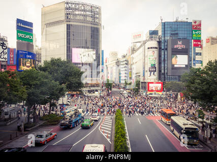 Der geschäftigen Shibuya scramble Crossing (Shibuya Crossing), angeblich, der belebtesten Zebrastreifen in der Welt zu sein. Shibuya, Tokio, Japan. Stockfoto