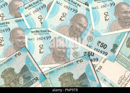 Verstreuten indischen Neue 50 Rupien Banknoten Stockfoto