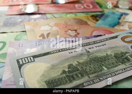 Papier aus Kanada und den USA. Kanadische Dollar und Nordamerika Geld. Unterschiedliche Mengen an Rechnungen. Stockfoto