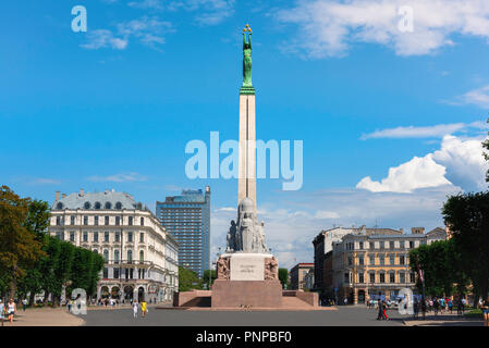 Riga Freiheitsdenkmal, Blick auf das Freiheitsdenkmal (1935) mit einer Statue der Freiheit auf seine Spalte gelegen, im Stadtzentrum von Riga, Lettland. Stockfoto