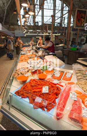 Eine Anzeige von frischen Stör roe-roten Kaviar -, die in der Fisch in der Zentralen Markt in Riga, Lettland. Stockfoto