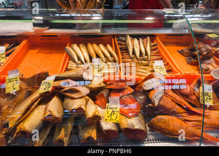 Fischmarkt Riga, Blick auf eine in der Riga Marktstand mit einer Vielzahl von geräuchertem Fisch, Lettland. Stockfoto