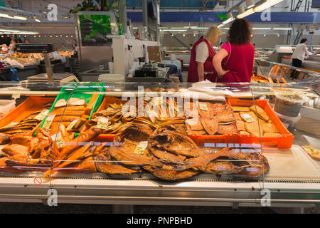 Fischmarkt Riga, Blick auf einen Stall im Rigaer Zentralmarkt mit einer Vielzahl von geräuchertem Fisch, Lettland. Stockfoto