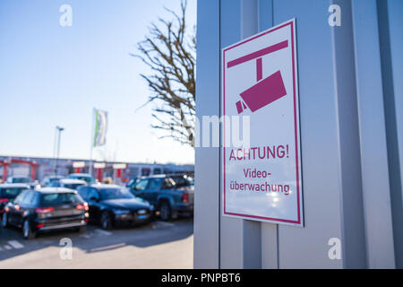 Deutsche Kamera Schild in der Nähe einen Parkplatz. Achtung, Kameraueberwachung bedeutet Achtung, Kamera Überwachung. Stockfoto