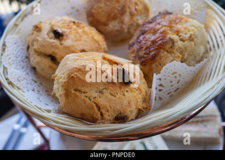 Frisch gebackenen Scones in einem Korb an der High tea Stockfoto