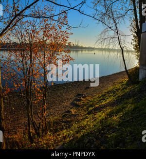 Anfang Herbst morgen am Ufer der Newa in St. Petersburg. Das Fischerviertel der Stadt. Stockfoto