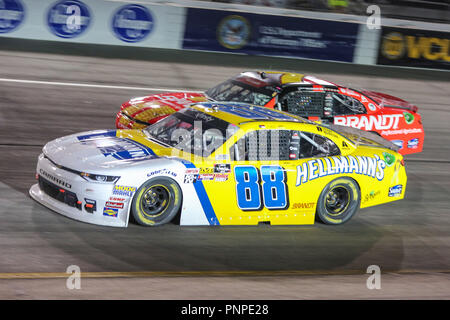September 21, 2018: NASCAR Xfinity Serie Treiber und Mannschaftskameraden Dale Earnhardt Jr. (88) und Justin Allgaier (7) Kampf Ausschalten während des GoBowling 250 Richmond, VA. Jonathan Huff/CSM Stockfoto