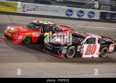 September 21, 2018: NASCAR Xfinity Serie Treiber Christopher Bell (20) und Justin Allgaier (7) Kampf Ausschalten während des GoBowling 250 Richmond, VA. Jonathan Huff/CSM Stockfoto