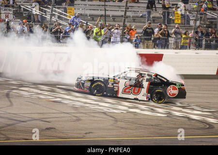 Richmond, VA, USA. 21 Sep, 2018. Xfinity NASCAR-Serie Treiber Christopher Bell (20) gewinnt den GoBowling 250 in Richmond, VA. Jonathan Huff/CSM/Alamy leben Nachrichten Stockfoto