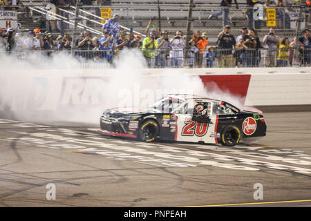 Richmond, VA, USA. 21 Sep, 2018. Xfinity NASCAR-Serie Treiber Christopher Bell (20) gewinnt den GoBowling 250 in Richmond, VA. Jonathan Huff/CSM/Alamy leben Nachrichten Stockfoto