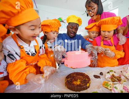 Shijiazhuang, Provinz Hebei Provinz Chinas. 21 Sep, 2018. Kinder lernen Mooncakes an Shijixing Kindergarten der traditionellen Mondfest in Tangshan City, North China Provinz Hebei, Sept. 21, 2018 zu begrüßen. Das Mondfest fällt auf den 15. Tag des achten Monats des Chinesischen Mondkalender oder Sept. 24 in diesem Jahr. Credit: Yang Shiyao/Xinhua/Alamy leben Nachrichten Stockfoto