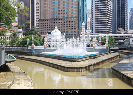 Kuala Lumpur, Malaysia. 22 Septemebr 2018. Ein Bild von Masjid Jamek auch als Sultan Abdul Samad Jamek Moschee im Zentrum von Kuala Lumpur bekannt. Polizei hat bestätigt, dass der ehemalige Premierminister Najib Razak wird 21 Geldwäsche in Höhe von über US $ 681 Mio. (RM2.6 Milliarde) Die angeblich in seinem Bankkonto überwiesen, und kam von Skandal-staatlichen Fonds Gesicht Stockfoto
