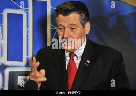 Laredo, USA. 19 Sep, 2018. Bürgermeister von Laredo Pete Saenz erhält ein Interview mit Xinhua, in Laredo, Texas, USA, Sept. 19, 2018. Der Bürgermeister von Laredo, Texas, ein wichtiger Binnenhafen an der US-Grenze mit Mexiko, gesagt hat, dass seine Stadt für Geschäft geöffnet ist und dass die chinesischen Geschäftsleute und Investoren sind herzlich willkommen. Mit Interview: "Es gibt reichlich Gelegenheit für jedermann" - Bürgermeister von US-Binnenseen Hafenstadt. Credit: Liu Liwei/Xinhua/Alamy leben Nachrichten Stockfoto