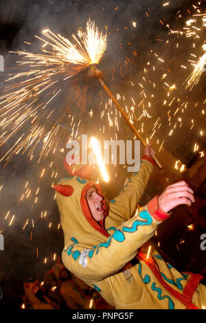 Barcelona, Spanien. 21 Sep, 2018. Ein Mann gesehen, die einen pyrotechnischen feuerte Stick während des Correfocs (Fire-Runs) traditionelle katalanische Urlaub und Feiern in Esplugues de Llobregat. Die Leistung wird jährlich als Menschen kleiden, wie "Feuerwerk Teufel und Licht''' auf der Straße durchgeführt werden beim Tanzen im Rhythmus der Musik von Zuschauern umgeben. Credit: Ramon Costa/SOPA Images/ZUMA Draht/Alamy leben Nachrichten Stockfoto