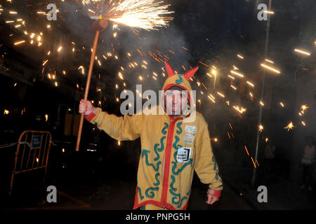 Barcelona, Spanien. 21 Sep, 2018. Ein Mann gesehen, die einen pyrotechnischen feuerte Stick während des Correfocs (Fire-Runs) traditionelle katalanische Urlaub und Feiern in Esplugues de Llobregat. Die Leistung wird jährlich als Menschen kleiden, wie "Feuerwerk Teufel und Licht''' auf der Straße durchgeführt werden beim Tanzen im Rhythmus der Musik von Zuschauern umgeben. Credit: Ramon Costa/SOPA Images/ZUMA Draht/Alamy leben Nachrichten Stockfoto