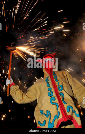 Barcelona, Spanien. 21 Sep, 2018. Ein Mann gesehen, die einen pyrotechnischen feuerte Stick während des Correfocs (Fire-Runs) traditionelle katalanische Urlaub und Feiern in Esplugues de Llobregat. Die Leistung wird jährlich als Menschen kleiden, wie "Feuerwerk Teufel und Licht''' auf der Straße durchgeführt werden beim Tanzen im Rhythmus der Musik von Zuschauern umgeben. Credit: Ramon Costa/SOPA Images/ZUMA Draht/Alamy leben Nachrichten Stockfoto