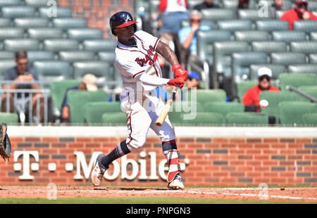 Atlanta, GA, USA. 15 Sep, 2018. Atlanta Braves infielder Ozzie Albies aus dem Krug während des achten Inning eines MLB Spiel gegen die St. Louis Cardinals bei Sun Trust Park in Atlanta, GA. Atlanta gewann 7-3. Austin McAfee/CSM/Alamy leben Nachrichten Stockfoto