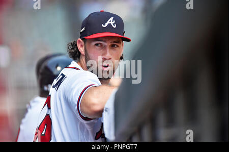 Atlanta, GA, USA. 15 Sep, 2018. Atlanta Braves infielder Dansby Swanson Uhren aus dem Dugout während des sechsten Inning eines MLB Spiel gegen die St. Louis Cardinals bei Sun Trust Park in Atlanta, GA. Atlanta gewann 7-3. Austin McAfee/CSM/Alamy leben Nachrichten Stockfoto