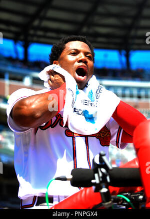 Atlanta, GA, USA. 15 Sep, 2018. Atlanta Braves outfielder Ronald Acuna Jr. feiert nach dem Scoring im fünften Inning eines MLB Spiel gegen die St. Louis Cardinals bei Sun Trust Park in Atlanta, GA. Atlanta gewann 7-3. Austin McAfee/CSM/Alamy leben Nachrichten Stockfoto