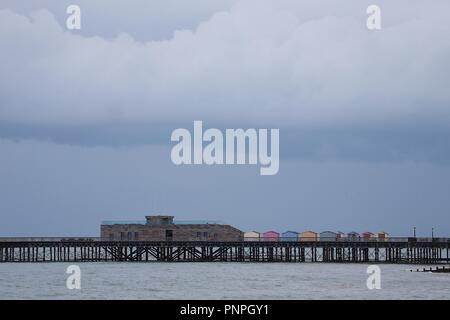 Hastings, East Sussex, UK. 22 Sep, 2018. UK Wetter: Herbstliches Wetter mit nur einer leichten Brise in der Luft und ruhige See, eine willkommene Rückkehr aus den vergangenen Tagen. © Paul Lawrenson 2018, Foto: Paul Lawrenson/Alamy leben Nachrichten Stockfoto