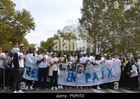 Quartal Joliot Curie, Paris Vorort, Saint Denis, Frankreich. 22. September 2018. 12 Uhr. März in Hommage an Luigi OLIVEIRA, 16 YO, durch die Kalaschnikow in einem möglicherweise Bande Angriff getötet der 18. September in Paris Vorort (Saint-Denis) ALPHACIT NEWIM/Alamy leben Nachrichten Stockfoto